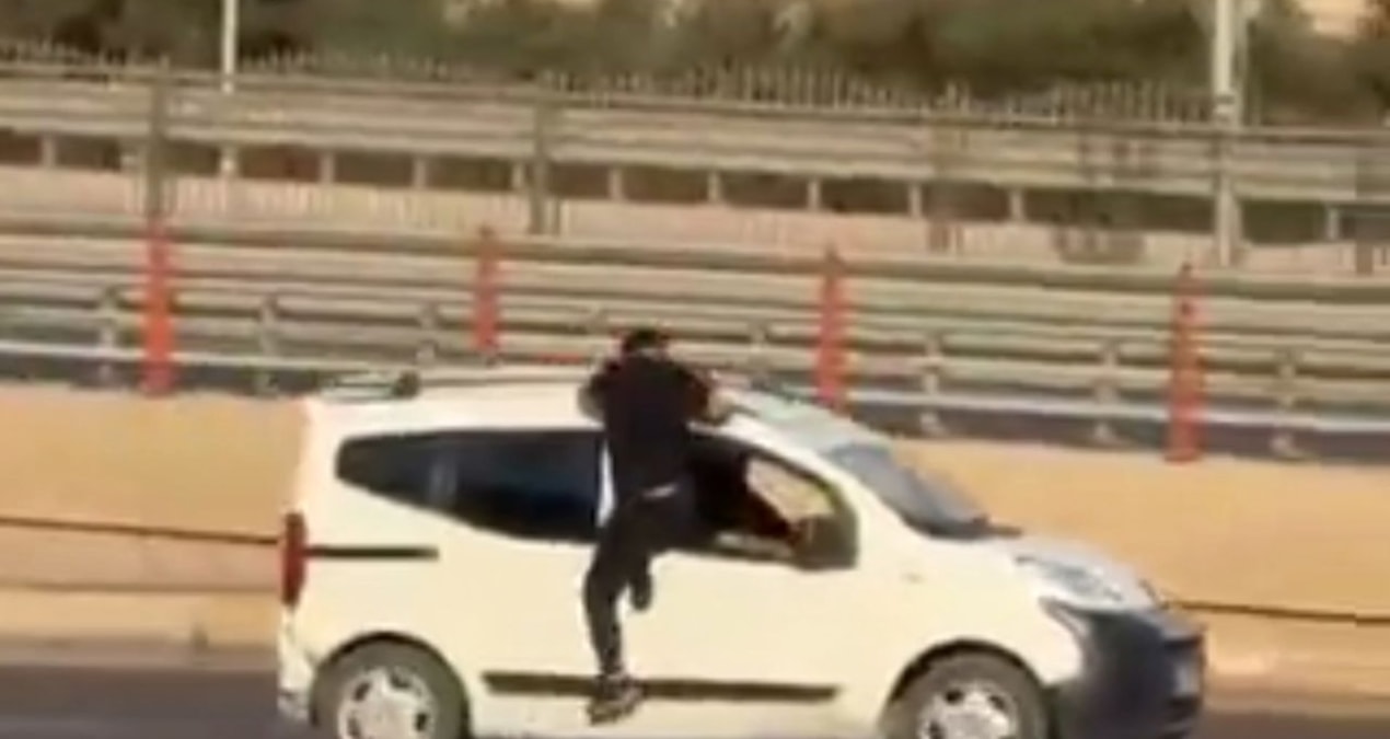 Kavga ettiği kardeşinin aracına tutunup, camdan girmeye çalıştı